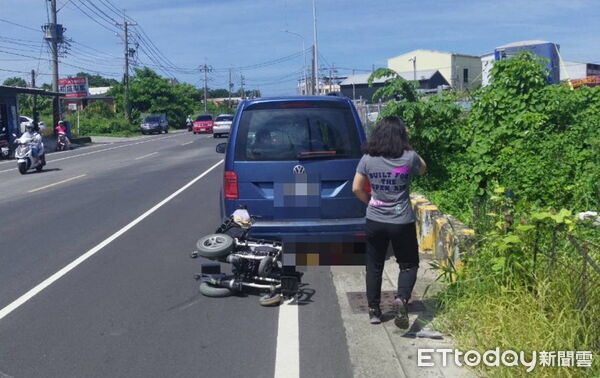 ▲▼孫姓男子騎乘電動輪椅代步車行駛路上，卻遭後方同向一輛自小客車追撞，造成頭部受傷。（圖／記者吳世龍翻攝）