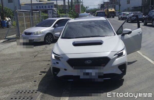 ▲▼孫姓男子騎乘電動輪椅代步車行駛路上，卻遭後方同向一輛自小客車追撞，造成頭部受傷。（圖／記者吳世龍翻攝）