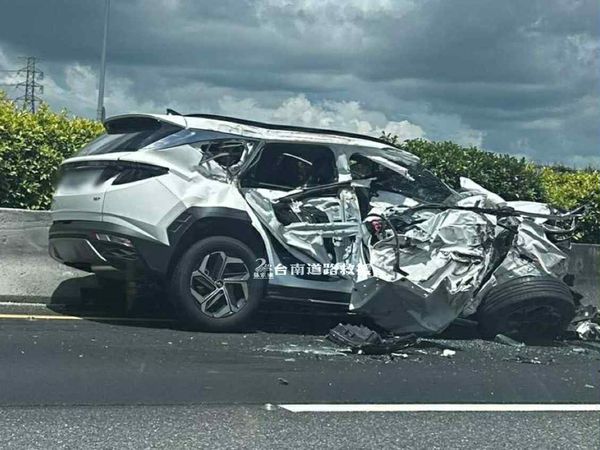 ▲國道1號南下台南仁德路段，17日發生小客車與貨車擦撞事故，2人受傷送醫。（圖／翻攝自道路救援張家班，下同）