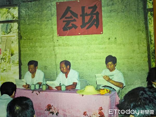 ▲▼前總統馬英九第四度訪問大陸，今日（2025.06.17）參訪寧德市壽寧縣下黨鄉。圖為1989年7月19日，時任福建省寧德地委書記習近平（右）在下黨鄉現場辦公的模樣。（圖／記者陳冠宇翻攝）