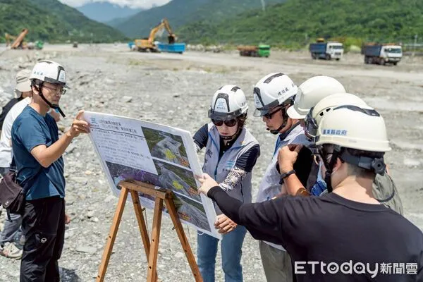 ▲饒慶鈴視察南迴東64災修、太麻里溪與文里溪疏濬工程。（圖／記者楊晨東翻攝）
