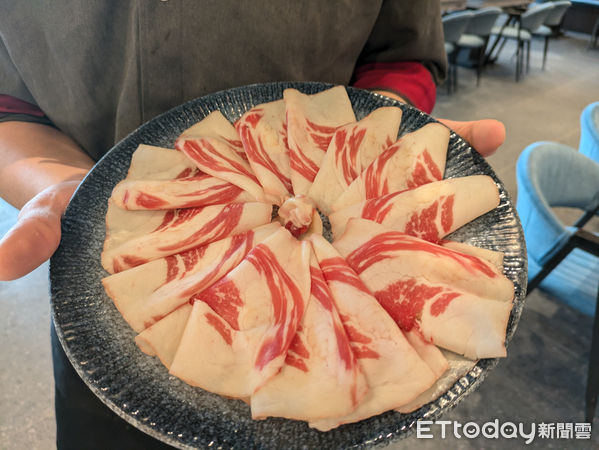 ▲開箱饗麻饗辣南港店。（圖／記者黃士原攝）