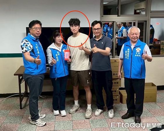 ▲▼72歲陳姓老翁突然人車倒地，員警陳冠傑對老翁進行CPR，救護車到場將老翁緊急送醫救回一命，21歲員警陳冠傑警專41期從警不到1年             。（圖／記者陳以昇翻攝）