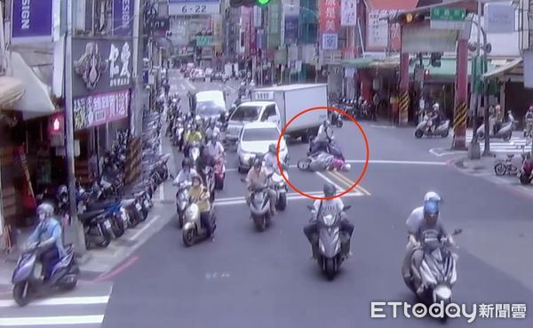 ▲▼72歲陳姓老翁突然人車倒地，員警陳冠傑對老翁進行CPR，救護車到場將老翁緊急送醫救回一命，21歲員警陳冠傑警專41期從警不到1年             。（圖／記者陳以昇翻攝）