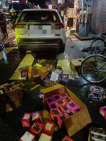 ▲信眾贊炮回收，放車內險釀火燒車，信眾及長腿辣妹急捧水滅火。（圖／翻攝自社會事新聞影音）