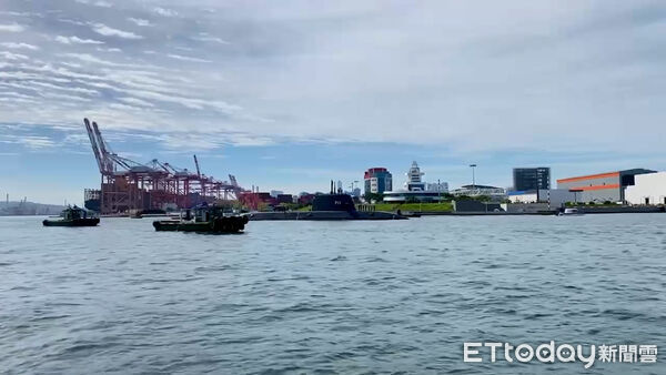 ▲潛艦國造原型艦「海鯤軍艦」2月浮移測試，今天終於正式出航海測。（圖／IDF 經國號臉書授權）