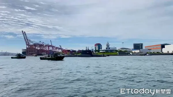 ▲潛艦國造原型艦「海鯤軍艦」2月浮移測試，今天終於正式出航海測。（圖／IDF 經國號臉書授權）