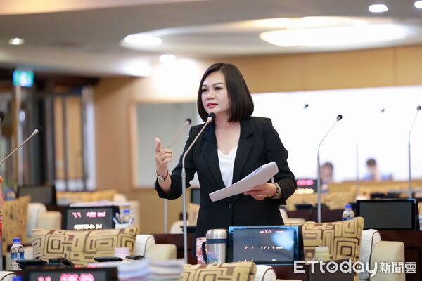 ▲林燕祝議員於總質詢中出示仁德與官田區農地、魚塭遭傾倒毒廢皂土與營建廢棄物照片。（記者林東良翻攝，下同）