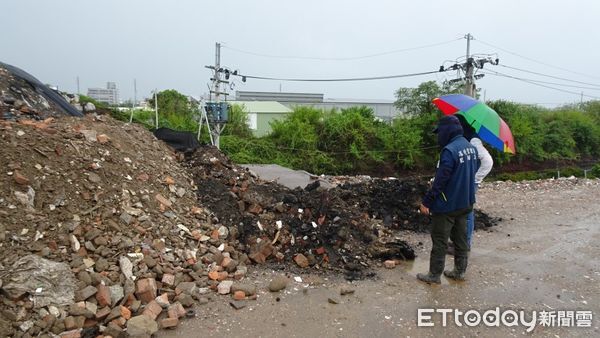 ▲檢察官開挖鍇霖公司，發現該公司違法掩埋廢棄物       。（圖／屏東地檢署提供）
