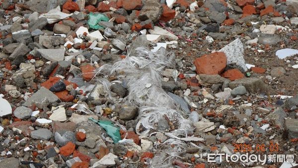 ▲檢察官開挖鍇霖公司，發現該公司違法掩埋廢棄物       。（圖／屏東地檢署提供）