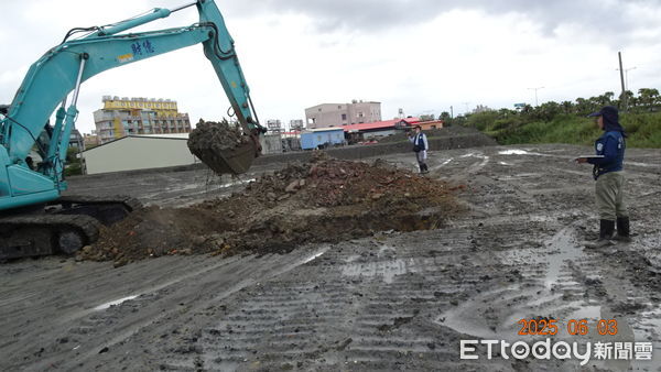 ▲檢察官開挖鍇霖公司，發現該公司違法掩埋廢棄物       。（圖／屏東地檢署提供）