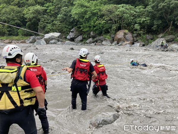 ▲▼救援人員在兩岸架設橫渡繩索，驚險將5名受困者護送過河。（圖／記者游芳男翻攝，下同）
