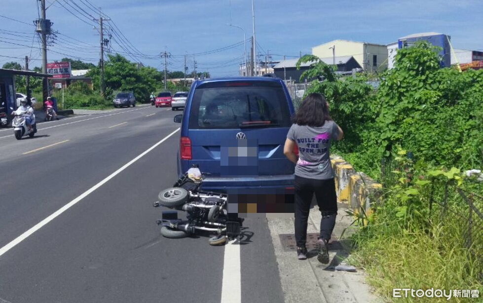 電動輪椅「突然左偏」轎車煞不住猛撞　騎士捲車底頭部受傷