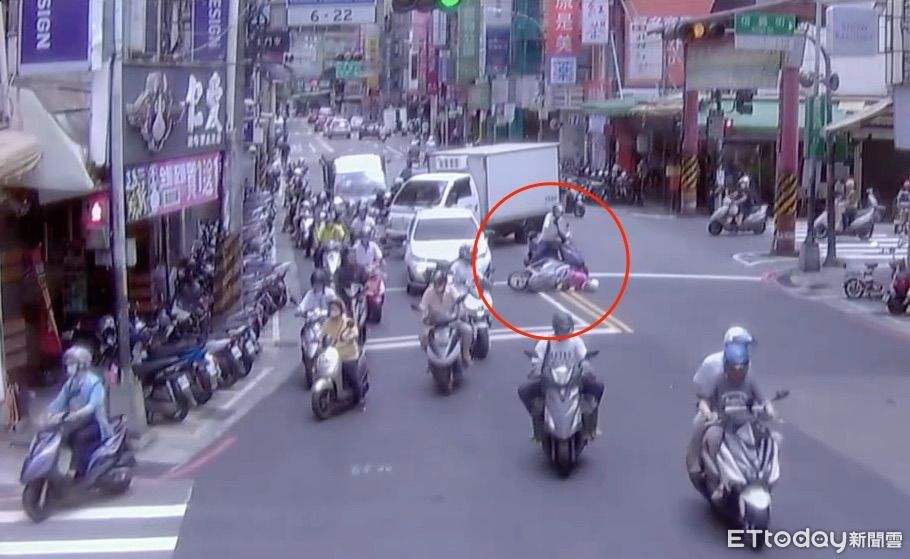 新北男騎機車突倒地無呼吸　巡邏警路過CPR！消防接力救回