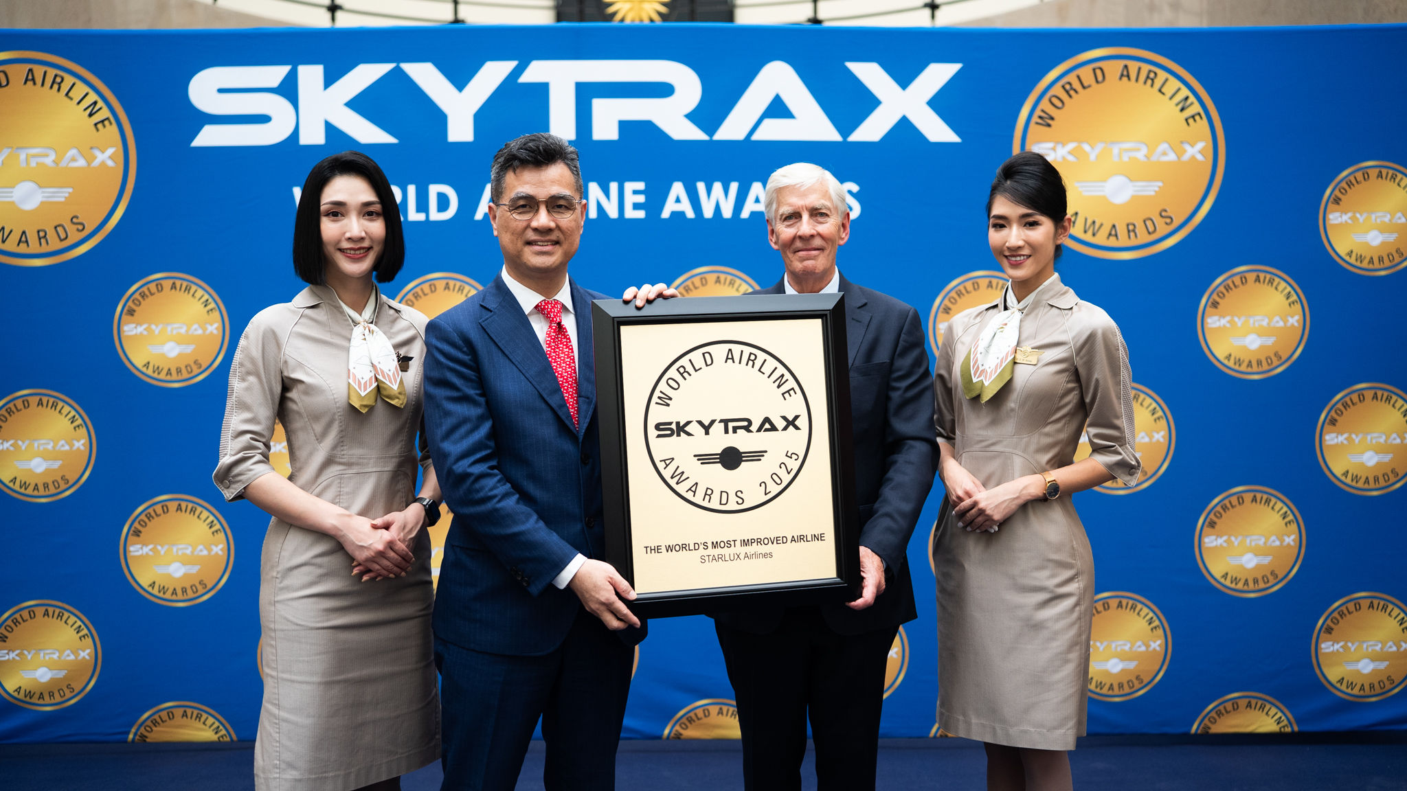 ▲▼星宇航空今日在法國巴黎舉行的 2025 SKYTRAX全球航空公司大獎頒獎典禮上，榮獲航空界最高「五星航空」評級，星宇航空執行長翟健華親自前往巴黎領獎，並由SKYTRAX執行長Edward Plaisted頒發這份五星榮耀。（圖／星宇提供）