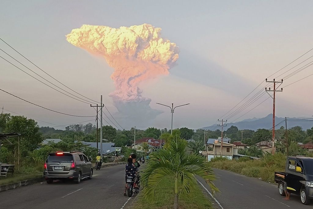 ▲▼印尼勒沃托比火山再度噴發 灰雲噴1萬1000公尺高。（圖／達志影像／美聯社）