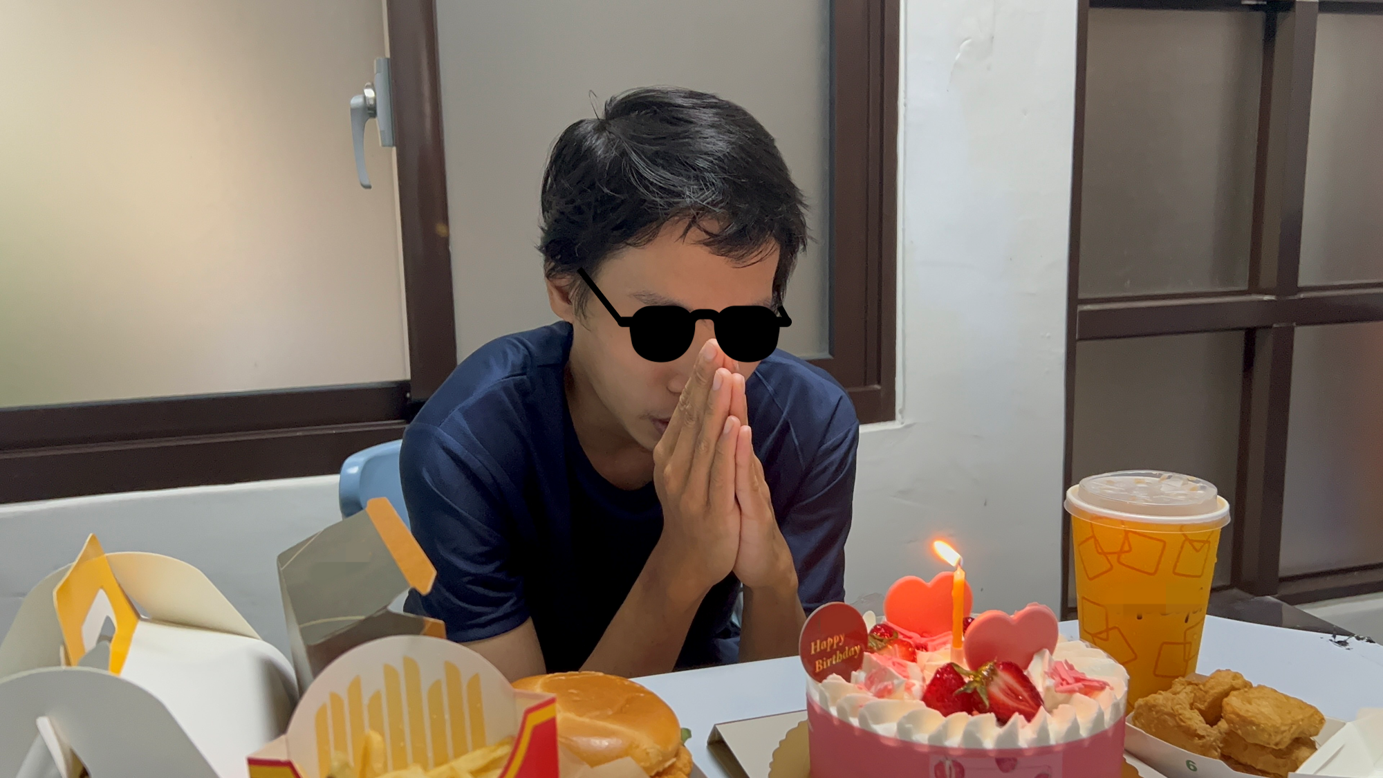 ▲黃男昨(17)在社工的簡單生日慶生下，默默許下生日願望    。（圖／記者游瓊華翻攝）