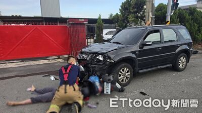 快訊/台南麻豆嚴重車禍!雙載機車與汽車碰撞 母女倒地雙亡