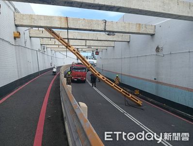 快訊／高雄過港隧道「限高架突掉落」！旗津往前鎮單線雙向通行