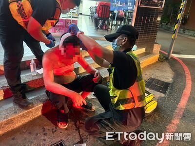 超商結帳突遭攻擊!他「背插刀」渾身血送醫 兇嫌強制就醫