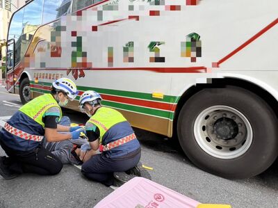 校車載28人「切西瓜左轉」整輛撞過來　騎士慘捲車底畫面曝光