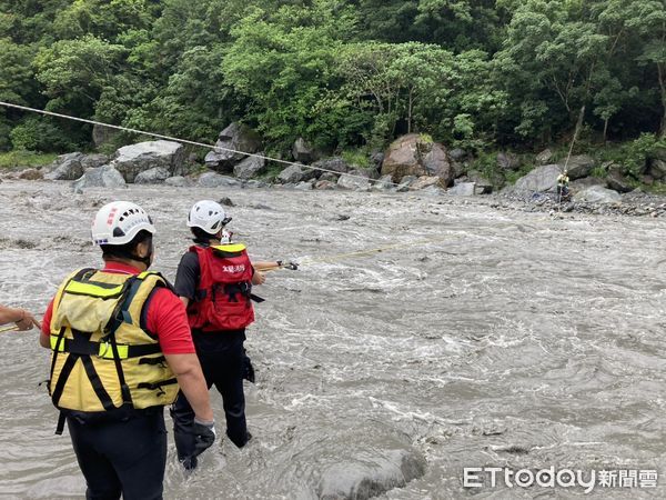 ▲▼救援人員在兩岸架設橫渡繩索，驚險將5名受困者護送過河。（圖／記者游芳男翻攝，下同）