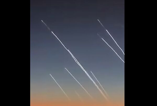 ▲▼ 大陸乘客目擊伊朗向以色列發射導彈            。（圖／翻攝小傑探索天地YT ）