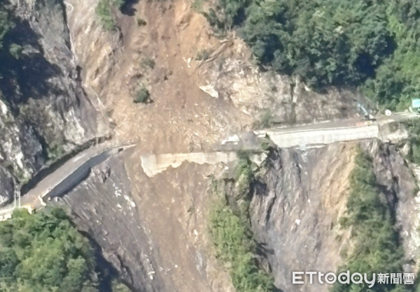 ▲投89線30.7K處又因山壁崩塌而雙向中斷。（圖／民眾提供，下同）