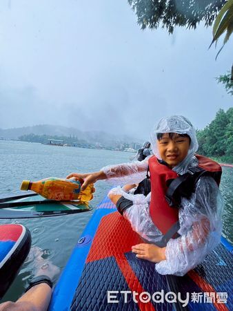 ▲日月潭國家風景區管理處日前舉辦「SUP安全知識宣導暨日月潭百人淨潭教育日」活動。（圖／日月潭國家風景區管理處提供）