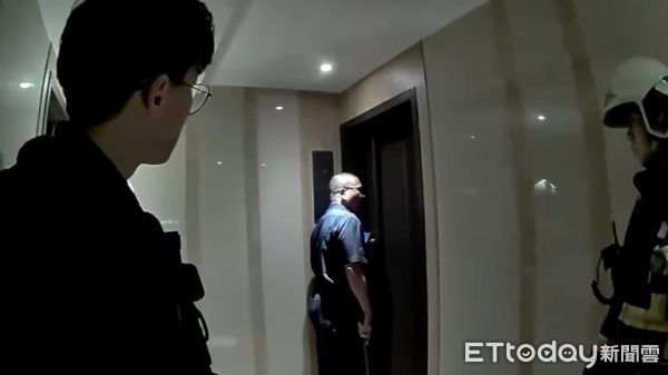 ▲▼泰山所長及消防分隊到場對葉男勸說，警方查扣葉男犯罪用的3把刀             。（圖／記者陳以昇翻攝）