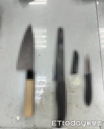 ▲▼泰山所長及消防分隊到場對葉男勸說，警方查扣葉男犯罪用的3把刀             。（圖／記者陳以昇翻攝）