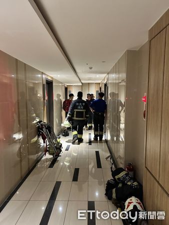 ▲▼泰山所長及消防分隊到場對葉男勸說，警方查扣葉男犯罪用的3把刀             。（圖／記者陳以昇翻攝）