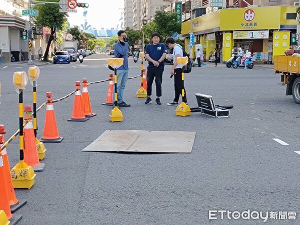 ▲▼ 高雄前鎮路口驚現「1.5公尺天坑」！畫面曝光　水利局急查原因。（圖／記者賴文萱翻攝）