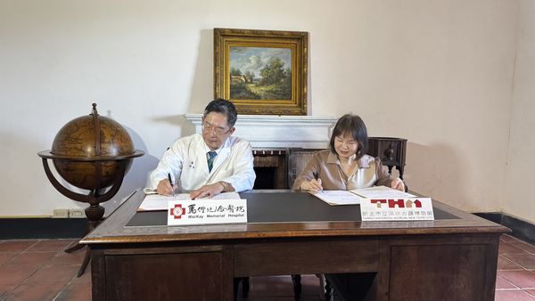 ▲▼馬偕紀念醫院總院長張文瀚（左）與淡水古蹟博物館館長蔡美治（右）完成簽署。（圖／馬偕醫院提供）