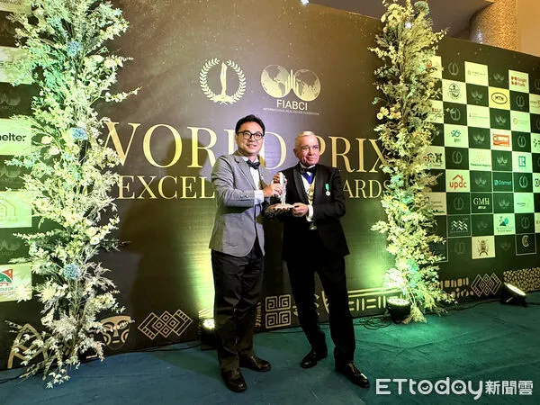 ▲林業保育署獲2025全球卓越建設獎環境類銀獎，與主辦單位FIABCI主席Ramon Riera Torroba合照。（圖／林業保育署南投分署提供，下同）