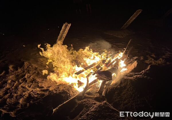 ▲金門縣金寧慈堤岸際海漂豬在17日驗出非洲豬瘟。（圖／記者林名揚翻攝）