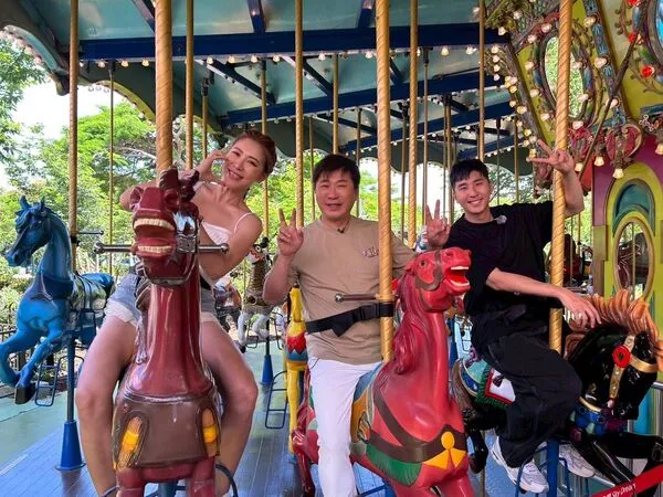 ▲胡瓜(中)帶小禎與胡釋安玩遊樂園。（圖／下面一位）