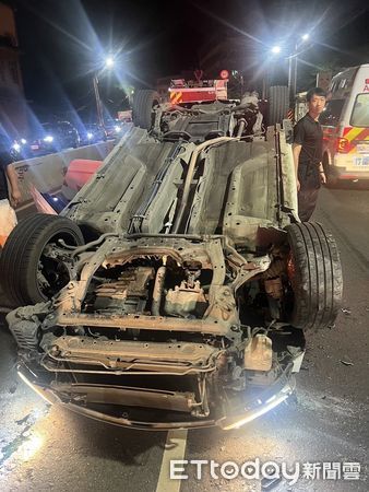 ▲▼快訊／新北八里轎車翻覆「四輪朝天」　23歲女駕駛爬出。（圖／記者陳以昇翻攝）