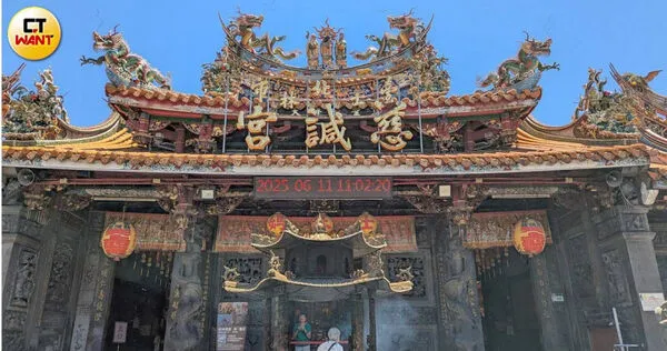 北市士林區慈諴宮為市定三級古蹟，門神畫作更是國寶大師陳玉峰遺作，未料遭一名西班牙籍男子持松香水塗抹擦拭，塗色遭到毀損。（圖／林冠吟攝）