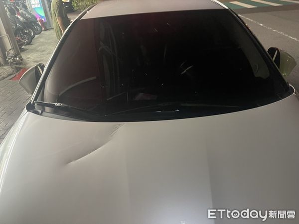▲▼台中男瓦斯桶砸車。（圖／記者鄧木卿翻攝）
