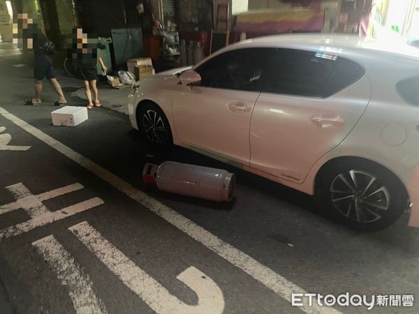 ▲▼台中男瓦斯桶砸車。（圖／記者鄧木卿翻攝）