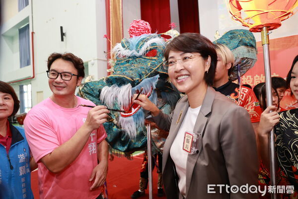 ▲營北國中舞龍隊受邀赴荷蘭演出，南投縣長許淑華點睛授旗。（圖／南投縣政府提供）