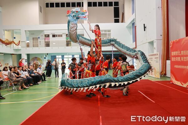 ▲營北國中舞龍隊受邀赴荷蘭演出，南投縣長許淑華點睛授旗。（圖／南投縣政府提供）