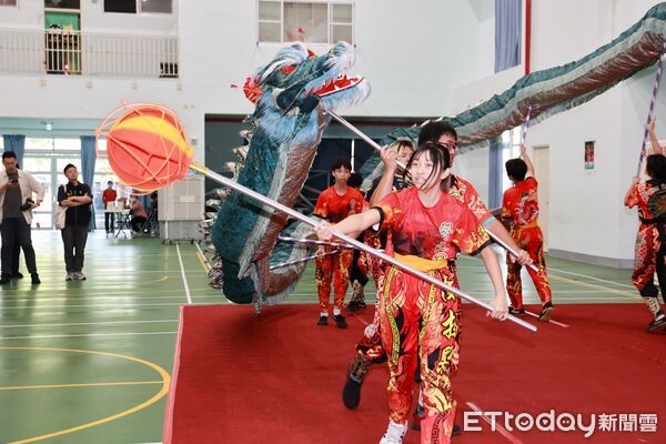 ▲營北國中舞龍隊受邀赴荷蘭演出，南投縣長許淑華親自點睛授旗。（圖／南投縣政府提供，下同）