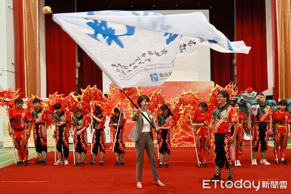 ▲營北國中舞龍隊受邀赴荷蘭演出，南投縣長許淑華點睛授旗。（圖／南投縣政府提供）
