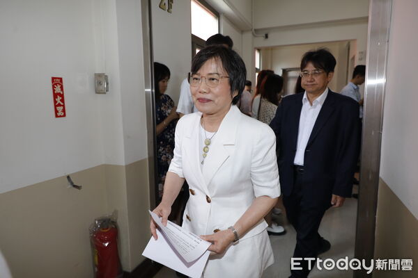 ▲▼立法院內政委員會邀內政部長、行政院消費者保護處長專題報告「公寓大廈公設點交爭議及其處理與預防作為」，會前部長劉世芳就租金補貼事宜接受媒體聯訪。（圖／記者湯興漢攝）