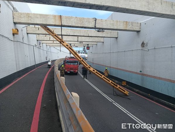 ▲▼高雄過港隧道「限高架突掉落」！畫面曝光　採單線雙向通行。（圖／記者賴文萱翻攝）