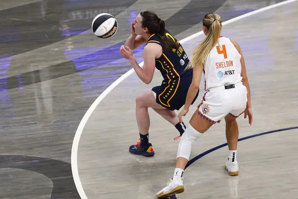 ▲▼WNBA比賽爆發連環衝突，印城女神克拉克遭戳眼；太陽後衛賽頓被狂熱球員康寧漢粗暴拉扯。（圖／達志影像／美聯社）