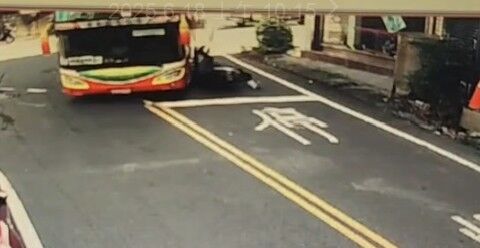 ▲騎士捲入校車車底，消防救護人員緊急搶救脫困送醫。（圖／民眾提供）