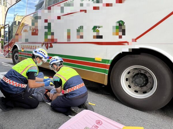 ▲騎士捲入校車車底，消防救護人員緊急搶救脫困送醫。（圖／民眾提供）